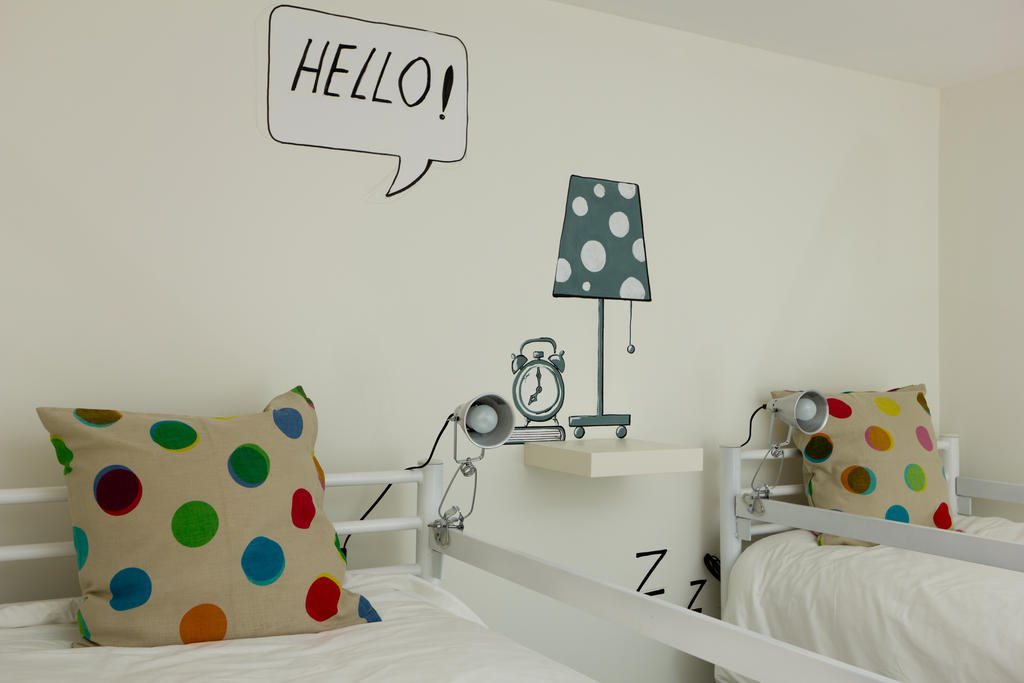 Turismo Do Seculo Hotel Estoril Quarto foto The alarm clock and the lamp are both objects.